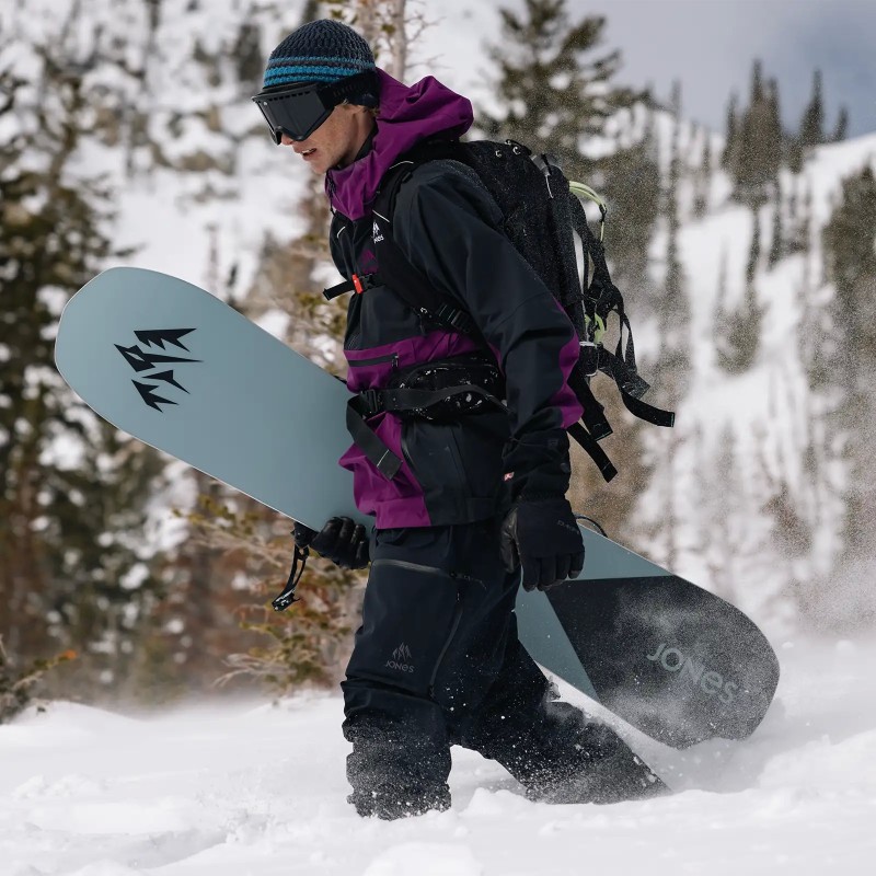 Rider Jesse Aves wears the Men's MTN Surf Recycled Anorak in Deep Purple