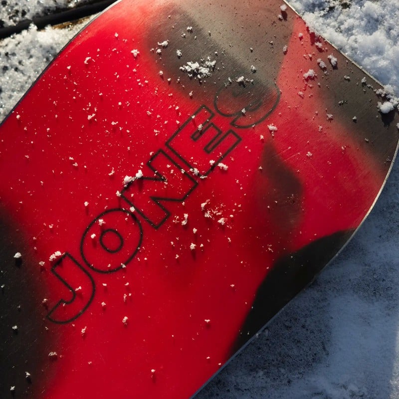 Detail shot of the Victor De Le Rue Signature Series Howler tail in the snow.